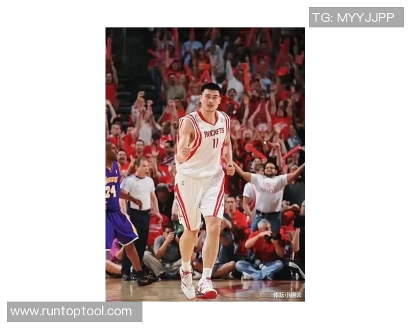 姚明巧妙掩护传球助攻瞬间展现篮球智慧与团队配合之美