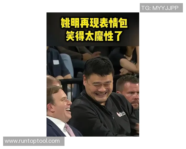 姚明在超市里激情唱歌引发顾客热烈围观的趣味瞬间