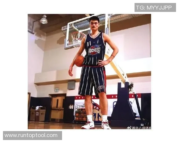 姚明助理与球迷热情握手传递友谊精神引发现场热烈反响 姚明助理与球迷热情握手传递友谊精神引发现场热烈反响